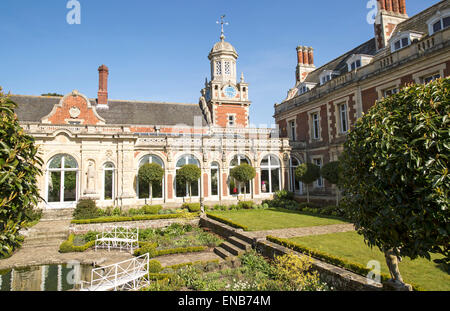 Il giardino bianco e la torre dell orologio a Somerleyton Hall country house, vicino Lowestoft, Suffolk, Inghilterra, Regno Unito Foto Stock