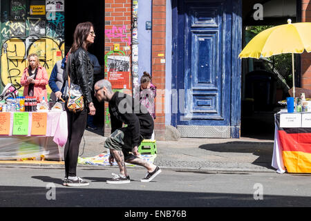 Kreuzberg di Berlino, Germania, 1 maggio, 2015. Giorno di maggio, la festa dei lavoratori o il giorno della festa dei lavoratori viene celebrata il 1 maggio ed è un giorno festivo in Germania. A Berlino la più grande festa del lavoro feste prendere parte nella zona di Kreuzberg. Le strade sono chiuse, titolari di stallo lungo le strade di vendita alimentari, bande play, e dj intrattengono il pubblico. Attivisti politici sono disegnati a caso e vi è una grande presenza di polizia. La gente della campagna per i diritti dei lavoratori in questo giorno e possono partecipare alle marche o rally. Foto Stock