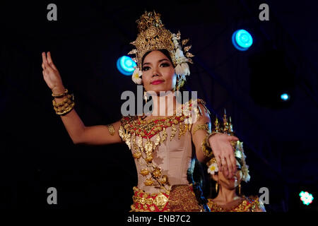 La ballerina di eseguire la tradizionale danza folk in Cambogia Foto Stock