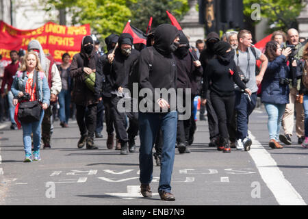 Londra, Regno Unito. Il 1 maggio, 2015. Centinaia di lavoratori e sindacalisti provenienti da tutto il Regno Unito sono uniti dai turchi e curdi e anti-capitalisti come essi marzo a Londra il giorno di maggio. Nella foto: mascherato e black-clad, anti-capitalisti surge prima del marzo organizzata. Credito: Paolo Davey/Alamy Live News Foto Stock