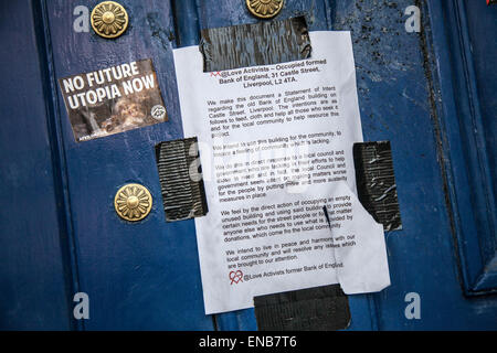 Liverpool, Merseyside, 1 maggio, 2015. Amore gli attivisti occupare Liverpool bank building in Castle Street voto per bloccare direttamente nell'archivio se ufficiali giudiziari di cercare di strappare loro. In nuove tattiche di oggi Polizia di Merseyside emettere ordini di dispersione di simpatizzanti la fornitura di cibo e di acqua per gli occupanti della vecchia banca. Amore gli attivisti sono resistendo un previsto lo sfratto da una storica ex Liverpool city center building che hanno trasformato in un sistema illegale di ricovero per senzatetto. Credito: Mar fotografico/Alamy Live News Foto Stock