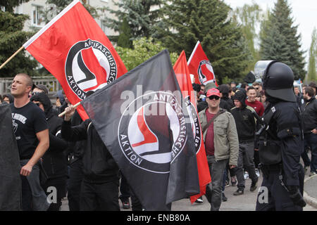 Troeglitz, Germania. 01 Maggio, 2015. I partecipanti a una dimostrazione che trasportano anti-FLAG fascista a piedi giù per una strada in Troeglitz, Germania, 01 maggio 2015. Centinaia di persone protestano contro l'odio nei confronti degli stranieri. Un collettivo di gruppi antifascisti chiamato per la dimostrazione. Foto: SEBASTIAN WILLNOW/dpa/Alamy Live News Foto Stock