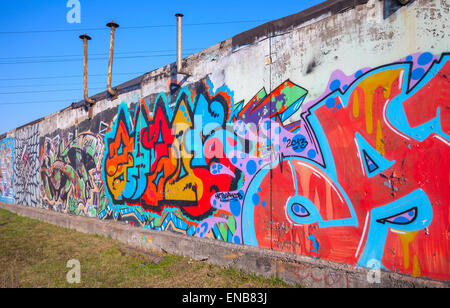 San Pietroburgo, Russia - Aprile 6, 2015: colorati testo astratti modelli graffiti dipinti su vecchi di cemento grigio parete del garage Foto Stock