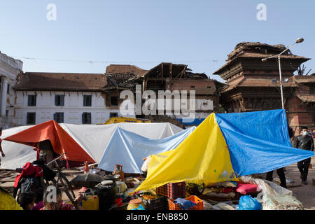 Il Nepal terremoto: le persone che vivono nelle strade a causa devastante terremoto in Nepal. Foto Stock