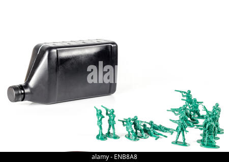 Toy army men con il quarto di gallone di olio che simboleggia una guerra per il petrolio in Medio Oriente Foto Stock