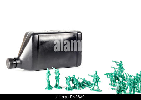 Toy army men con il quarto di gallone di olio che simboleggia una guerra per il petrolio in Medio Oriente Foto Stock