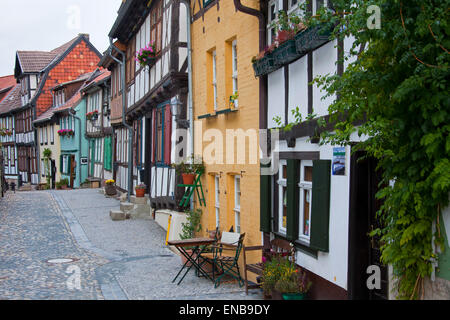 Metà medievale-case con travi di legno a Schlossberg, Quedlinburg, Sassonia-Anhalt, Germania Foto Stock