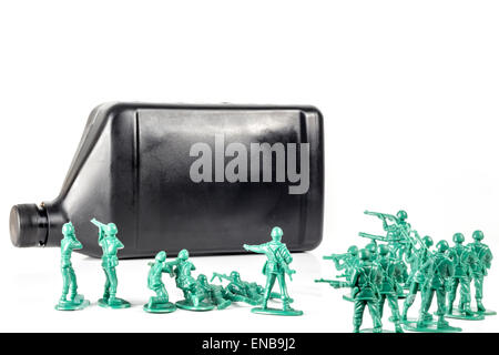 Toy army men con il quarto di gallone di olio che simboleggia una guerra per il petrolio in Medio Oriente Foto Stock