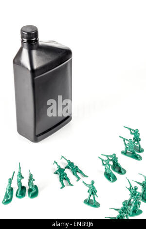 Toy army men con il quarto di gallone di olio che simboleggia una guerra per il petrolio in Medio Oriente Foto Stock