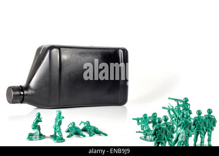 Toy army men con il quarto di gallone di olio che simboleggia una guerra per il petrolio in Medio Oriente Foto Stock