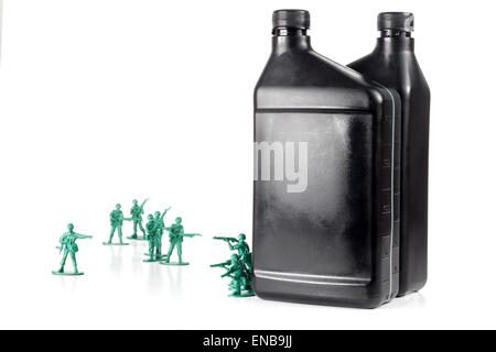 Toy army men con il quarto di gallone di olio che simboleggia una guerra per il petrolio in Medio Oriente Foto Stock