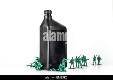 Toy army men con il quarto di gallone di olio che simboleggia una guerra per il petrolio in Medio Oriente Foto Stock