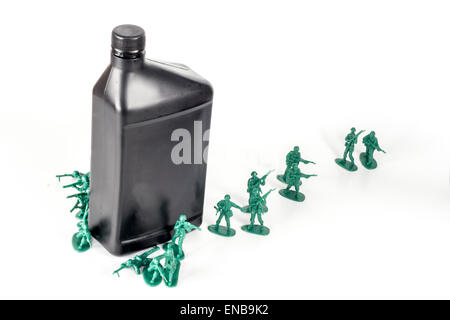 Toy army men con il quarto di gallone di olio che simboleggia una guerra per il petrolio in Medio Oriente Foto Stock