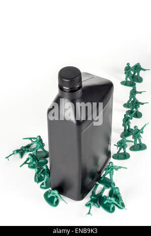 Toy army men con il quarto di gallone di olio che simboleggia una guerra per il petrolio in Medio Oriente Foto Stock