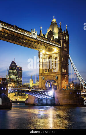 Famoso Tower Bridge di notte di Londra - Inghilterra Foto Stock