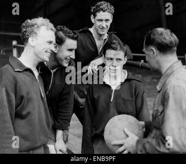 Stoke City Trainer Jack Marshall (destra), ha una parola con i nuovi arrivati (da sinistra a destra) Bobby Cairns, Len Davies, Jack breve e Joe Hutton, 9 agosto 1954. Foto Stock