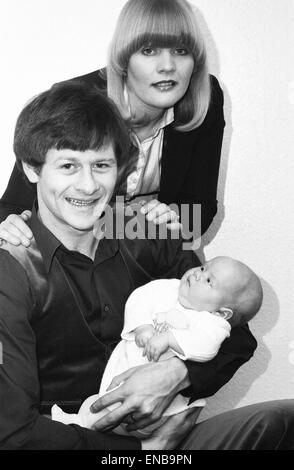 Snooker player Alex "uragano' Higgins con la sua bimba Lauren e moglie Lynn. Il 4° marzo 1981. Foto Stock