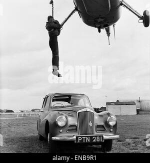 Elicottero da 66Air Rescue Squadron, United States Air Force Base a Manston, 10 agosto 1954. I piloti di elicottero dalla base USAF di dimostrare la loro abilità come si pratica in anticipo della Royal Artillery ricerca luce tattoo a Woolwich Stadium di ECCETTO PONTI Foto Stock