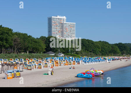 Maritim Hotel coperto e sedie da spiaggia in vimini lungo il Mar Baltico a Timmendorfer Strand / Timmendorf spiaggia lungo il Mar Baltico Foto Stock