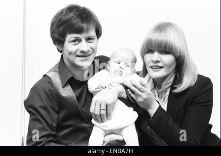 Snooker player Alex "uragano' Higgins con la sua bimba Lauren e moglie Lynn. Il 4° marzo 1981. Foto Stock