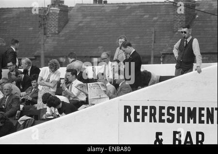 County Championship 1964 Yorkshire v Derbyshire a Bramall Lane, Sheffield. La sezione della folla a guardare la partita. Il 26 maggio 1964. Foto Stock