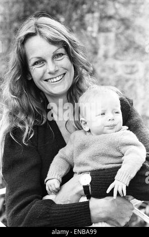 Ex modello Jean Shrimpton, 36, raffigurata con il bambino figlio Taddeo, di età compresa tra i 3 mesi a casa in Cornovaglia, martedì 2 ottobre 1979. Foto Stock