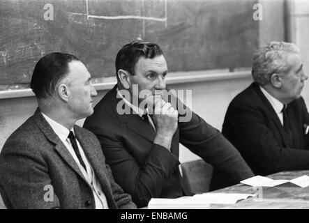 Football Association teach-in presso l Università di Leeds con Sheffield Regno manager John Harris, Leeds manager Don Revie e Johnny Steele di Barnsley. Il 12 febbraio 1969. Foto Stock