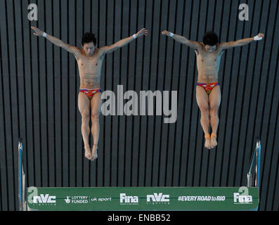 LONDON, Regno Unito - 01 Maggio: Yue Lin e Aisen Chen di Cina competere nel 10m Platform Synchro finale uomini durante il giorno uno della FINA/cnv Diving World Series 2015 presso il London Aquatics Centre su 01 Maggio 2015 a Londra, Gran Bretagna. (Foto di Mitchell Gunn/ESPA) Foto Stock