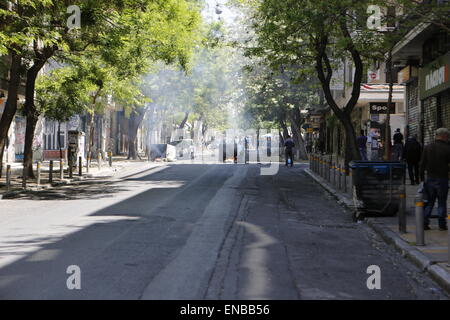 Atene, Grecia. Il 1 maggio 2015. Anarchico manifestanti sono riuniti attorno a un ardente street barricade. L'anarchico giorno di maggio hanno marciato girato violento in Atene, quando i manifestanti hanno eretto la masterizzazione street barricate e hanno lanciato sassi e Molotov cocktail presso la polizia e premere. Credito: Michael Debets/Alamy Live News Foto Stock