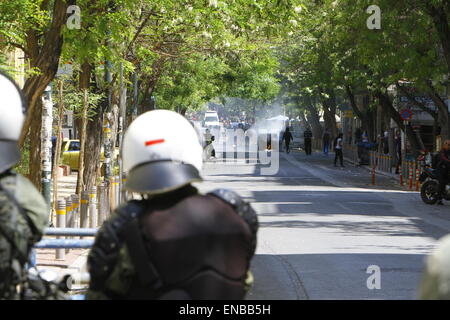 Atene, Grecia. Il 1 maggio 2015. Un funzionario di polizia orologi gli anarchici da una distanza. L'anarchico giorno di maggio hanno marciato girato violento in Atene, quando i manifestanti hanno eretto la masterizzazione street barricate e hanno lanciato sassi e Molotov cocktail presso la polizia e premere. Credito: Michael Debets/Alamy Live News Foto Stock