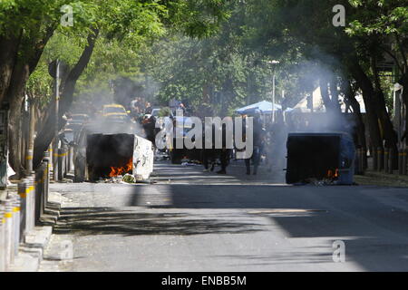 Atene, Grecia. Il 1 maggio 2015. Anarchico manifestanti sono riuniti attorno a un ardente street barricade. L'anarchico giorno di maggio hanno marciato girato violento in Atene, quando i manifestanti hanno eretto la masterizzazione street barricate e hanno lanciato sassi e Molotov cocktail presso la polizia e premere. Credito: Michael Debets/Alamy Live News Foto Stock