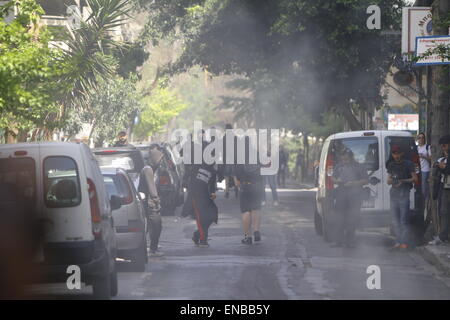 Atene, Grecia. Il 1 maggio 2015. Anarchico manifestanti si spostano verso la polizia in attesa e premere il tasto . L'anarchico giorno di maggio hanno marciato girato violento in Atene, quando i manifestanti hanno eretto la masterizzazione street barricate e hanno lanciato sassi e Molotov cocktail presso la polizia e premere. Credito: Michael Debets/Alamy Live News Foto Stock