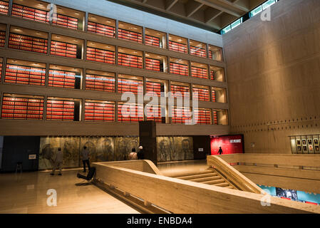 AUSTIN, Texas, Stati Uniti: Un atrio interno centrale presso la LBJ Library che mostra le spine delle scatole d'archivio rosse attraverso finestre di vetro. La LBJ Library and Museum (LBJ Presidential Library) è una delle 13 biblioteche presidenziali amministrate dalla National Archives and Records Administration. Ospita documenti storici della presidenza e della vita politica di Lyndon Johnson, nonché un museo. Foto Stock