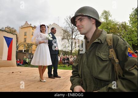 Pilsen, Repubblica Ceca. Il 1 maggio, 2015. Vintage fashion show durante il settantesimo anniversario della liberazione della città da parte dell'esercito americano nel 1945 a Pilsen, Repubblica Ceca, 1 maggio 2015. Credito: Pavel Nemecek/CTK foto/Alamy Live News Foto Stock