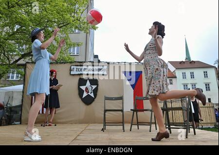 Pilsen, Repubblica Ceca. Il 1 maggio, 2015. Vintage fashion show durante il settantesimo anniversario della liberazione della città da parte dell'esercito americano nel 1945 a Pilsen, Repubblica Ceca, 1 maggio 2015. Credito: Pavel Nemecek/CTK foto/Alamy Live News Foto Stock