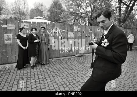 Pilsen, Repubblica Ceca. Il 1 maggio, 2015. Vintage fashion show durante il settantesimo anniversario della liberazione della città da parte dell'esercito americano nel 1945 a Pilsen, Repubblica Ceca, 1 maggio 2015. Credito: Pavel Nemecek/CTK foto/Alamy Live News Foto Stock