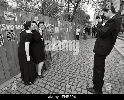 Pilsen, Repubblica Ceca. Il 1 maggio, 2015. Vintage fashion show durante il settantesimo anniversario della liberazione della città da parte dell'esercito americano nel 1945 a Pilsen, Repubblica Ceca, 1 maggio 2015. Credito: Pavel Nemecek/CTK foto/Alamy Live News Foto Stock