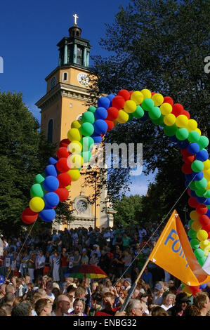 Gay Pride palloncini davanti a Maria Magdalena chiesa in Stockholm Pride Festival Foto Stock