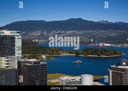 Vista di Stanley Park e il Ponte Lions Gate il collegamento del centro cittadino di Vancouver a West Vancouver - Canada Foto Stock