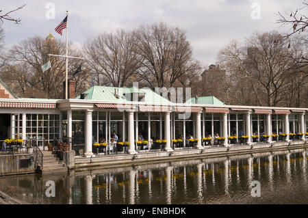 Il Boathouse Restaurant riflessa nel lago presso il Central Park di New York, Stati Uniti d'America Foto Stock