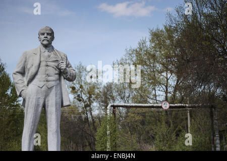 Chernobyl, in Ucraina. Il 1 maggio, 2015. Uno dei due reattori della centrale nucleare di Chernobyl è esploso durante una prova di potenza nel 1986. 47.000 persone della città di pripjat furono evacuati dopo l esplosione del 26 aprile 1986. Gli ucraini il XXV anniversario del mondo peggiore potenza nucleare incidente su 01 maggio 2015 © Nazar Furyk/ZUMA filo/ZUMAPRESS.com/Alamy Live News Foto Stock