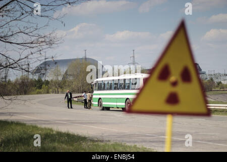 Chernobyl, in Ucraina. Il 1 maggio, 2015. Uno dei due reattori della centrale nucleare di Chernobyl è esploso durante una prova di potenza nel 1986. 47.000 persone della città di pripjat furono evacuati dopo l esplosione del 26 aprile 1986. Gli ucraini il XXV anniversario del mondo peggiore potenza nucleare incidente su 01 maggio 2015 © Nazar Furyk/ZUMA filo/ZUMAPRESS.com/Alamy Live News Foto Stock