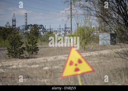 Chernobyl, in Ucraina. Il 1 maggio, 2015. Uno dei due reattori della centrale nucleare di Chernobyl è esploso durante una prova di potenza nel 1986. 47.000 persone della città di pripjat furono evacuati dopo l esplosione del 26 aprile 1986. Gli ucraini il XXV anniversario del mondo peggiore potenza nucleare incidente su 01 maggio 2015 © Nazar Furyk/ZUMA filo/ZUMAPRESS.com/Alamy Live News Foto Stock