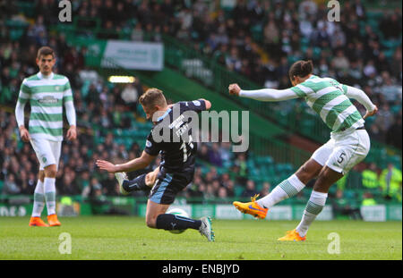 Glasgow, Scozia. 01 Maggio, 2015. Premiership scozzese. Celtic rispetto a Dundee. Virgilio van Dijk spara dalla gamma Credito: Azione Sport Plus/Alamy Live News Foto Stock