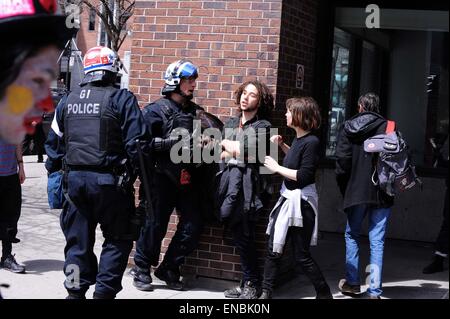 Montreal. Il 1 maggio, 2015. Un poliziotto parla con un protestor durante la manifestazione contro le misure di austerità dal governo locale a Montreal, Canada, 1 maggio 2015, gli operai internazionali al giorno. Credito: Kadri Mohamed/Xinhua/Alamy Live News Foto Stock