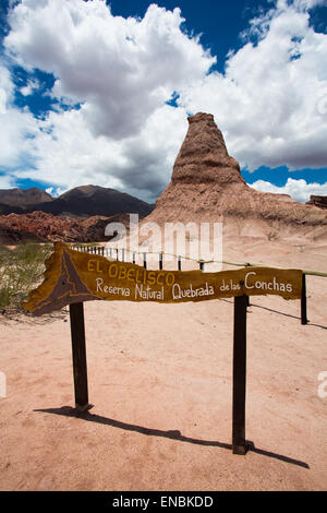 Obelisco. Formazione di roccia in Valles Calchaquies, provincia di Salta Argentina del nord. Quebrada de las Conchas. Foto Stock