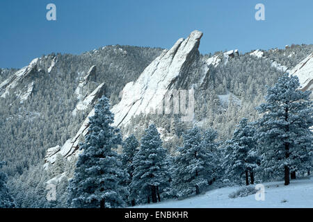 Flatirons ricoperta di neve, Boulder spazio aperto e parco di montagna, Boulder, Colorado, STATI UNITI D'AMERICA Foto Stock