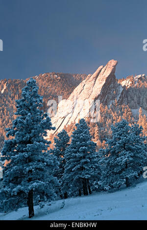 Flatirons ricoperta di neve, Boulder spazio aperto e parco di montagna, Boulder, Colorado, STATI UNITI D'AMERICA Foto Stock