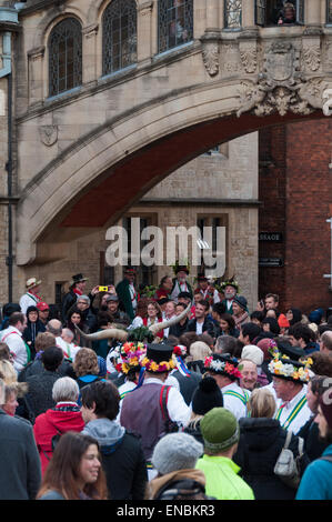 Oxford, Oxfordshire, Regno Unito. Il 1 maggio, 2015. Tradizionale Morris ballerini intrattenere la folla Festa di Maggio mattina a Oxford, Inghilterra Credito: Stanislav Halcin/Alamy Live News Foto Stock