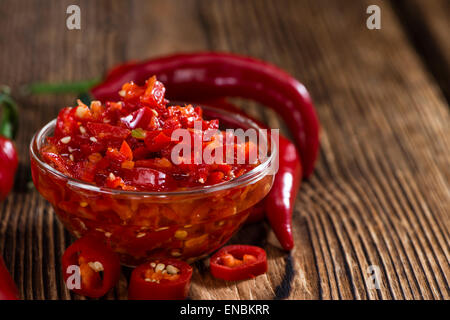 In casa chili Dip (conservati con olio d'oliva) su sfondo di legno Foto Stock